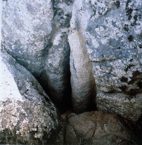 Yoni Rocks. Hallie Iglehart Austen, The Heart of the Goddess, p.115